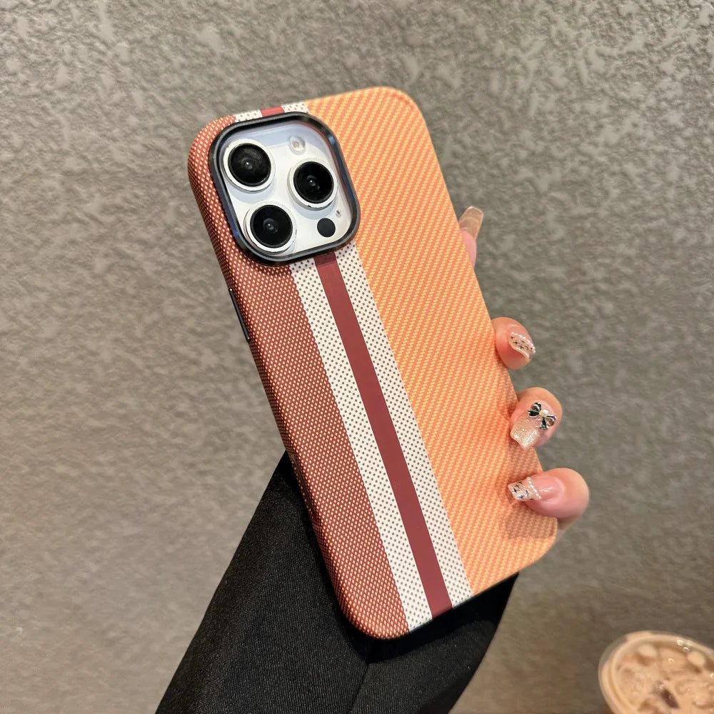 حافظات هواتف لطيفة لهاتف iPhone 16 و15 و14 و13 Pro Max - حامل معدني، نمط ألياف الكربون باللون الفضي الرملي - TSP413