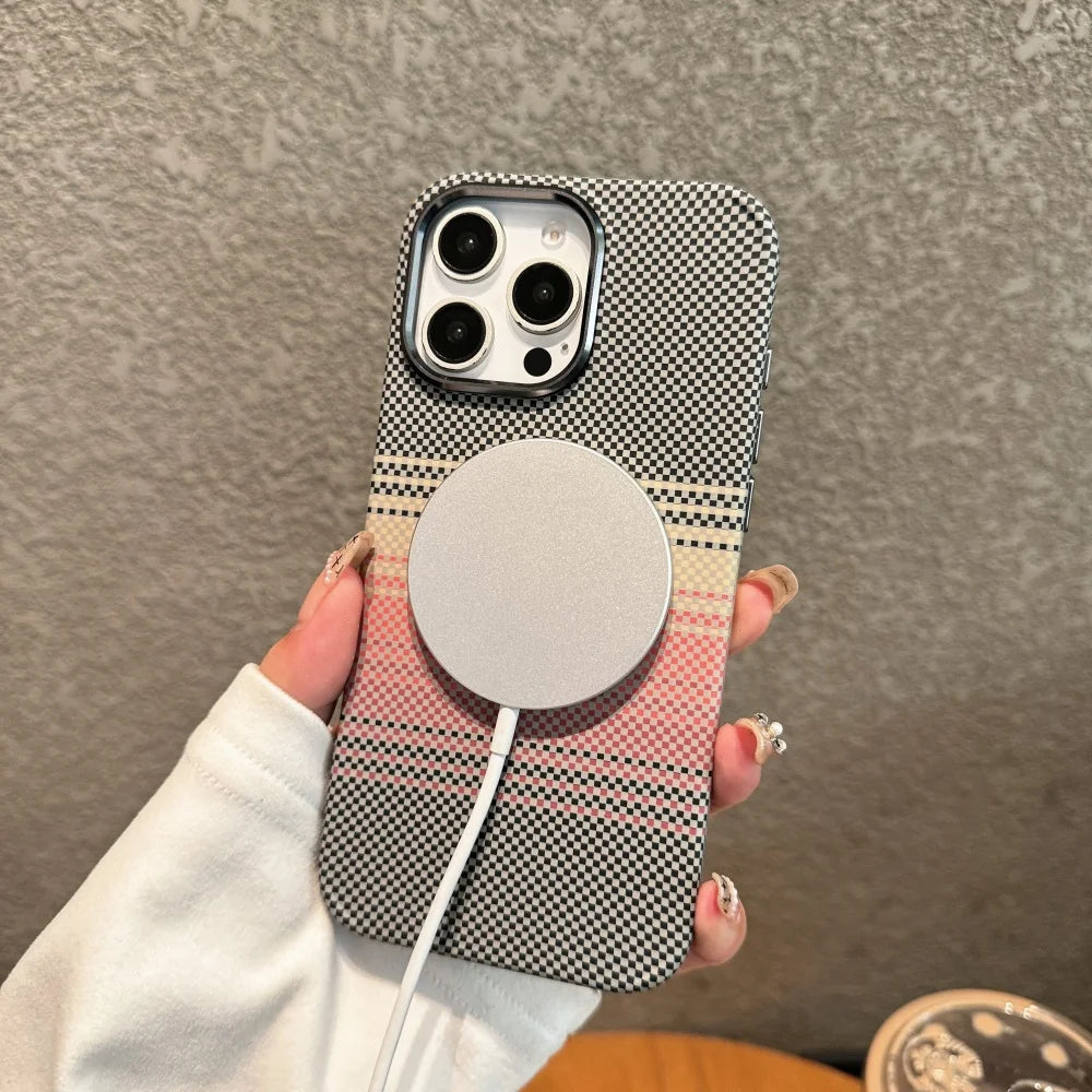 حافظات هواتف لطيفة لهاتف iPhone 16 و15 و14 و13 Pro Max - حامل معدني، نمط ألياف الكربون باللون الفضي الرملي - TSP413