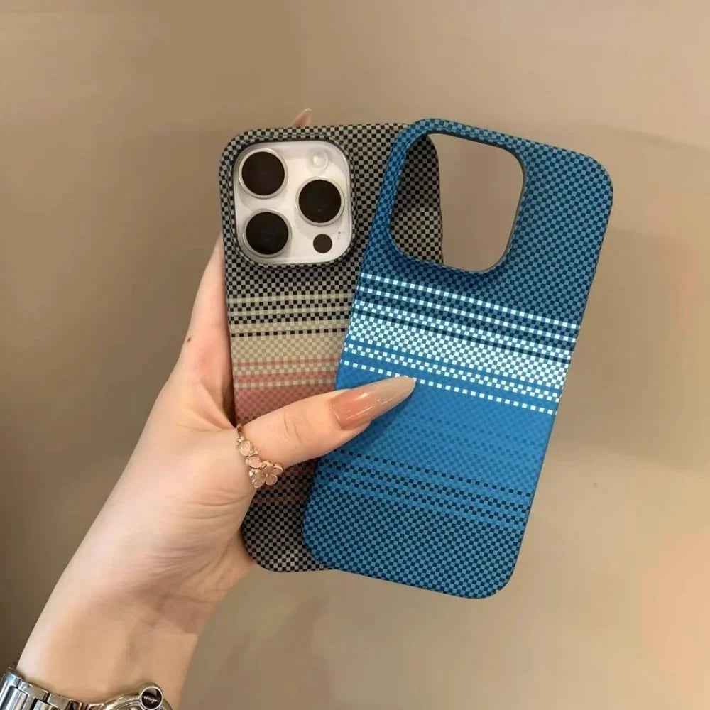 حافظات هواتف لطيفة لهاتف iPhone 16 و15 و14 و13 Pro Max - حامل معدني، نمط ألياف الكربون باللون الفضي الرملي - TSP413