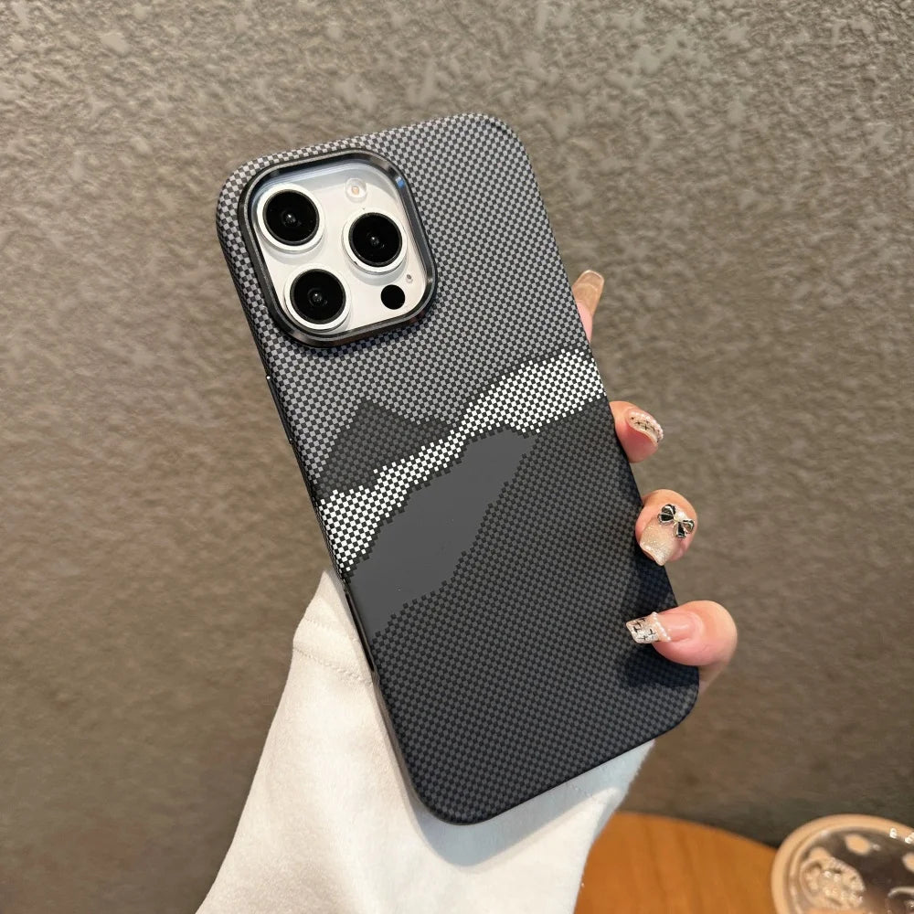 حافظات هواتف لطيفة لهاتف iPhone 16 و15 و14 و13 Pro Max - حامل معدني، نمط ألياف الكربون باللون الفضي الرملي - TSP413