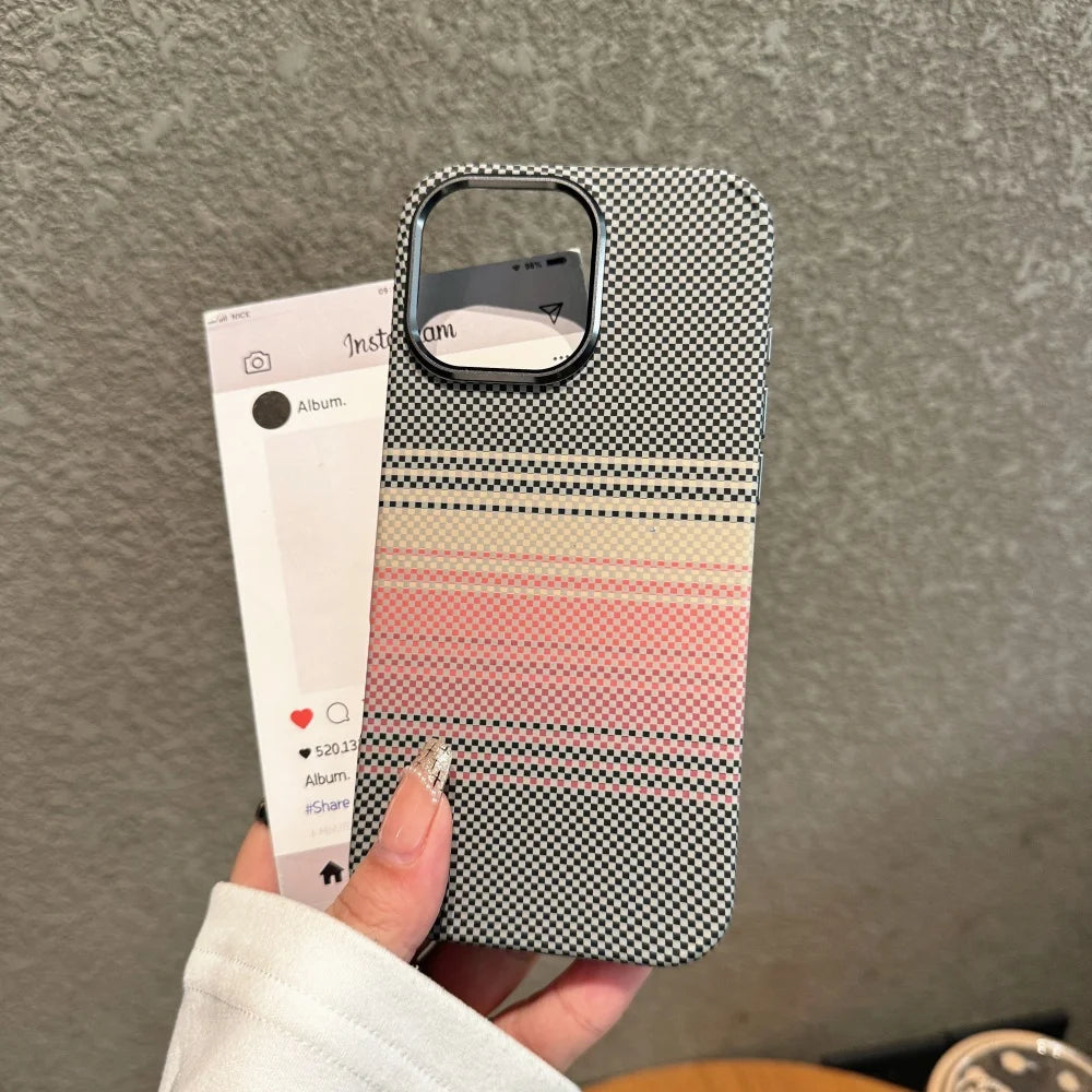 حافظات هواتف لطيفة لهاتف iPhone 16 و15 و14 و13 Pro Max - حامل معدني، نمط ألياف الكربون باللون الفضي الرملي - TSP413
