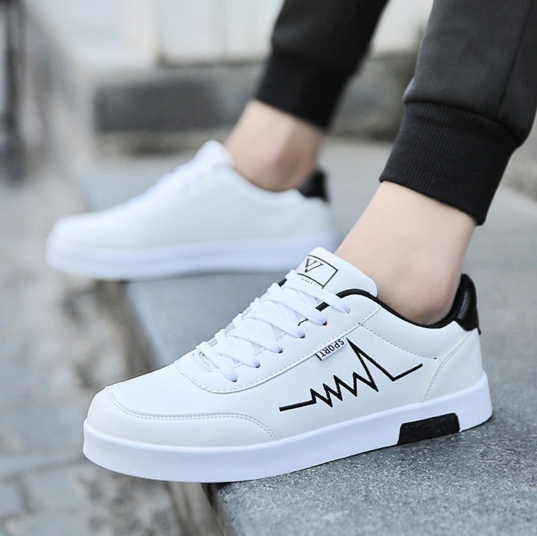 2023 Summer Fashion Women Crystal Sports Shoes Outdoor Sneakers Mesh  Breathable Lightweight White Shoes Campus Casual Tennis