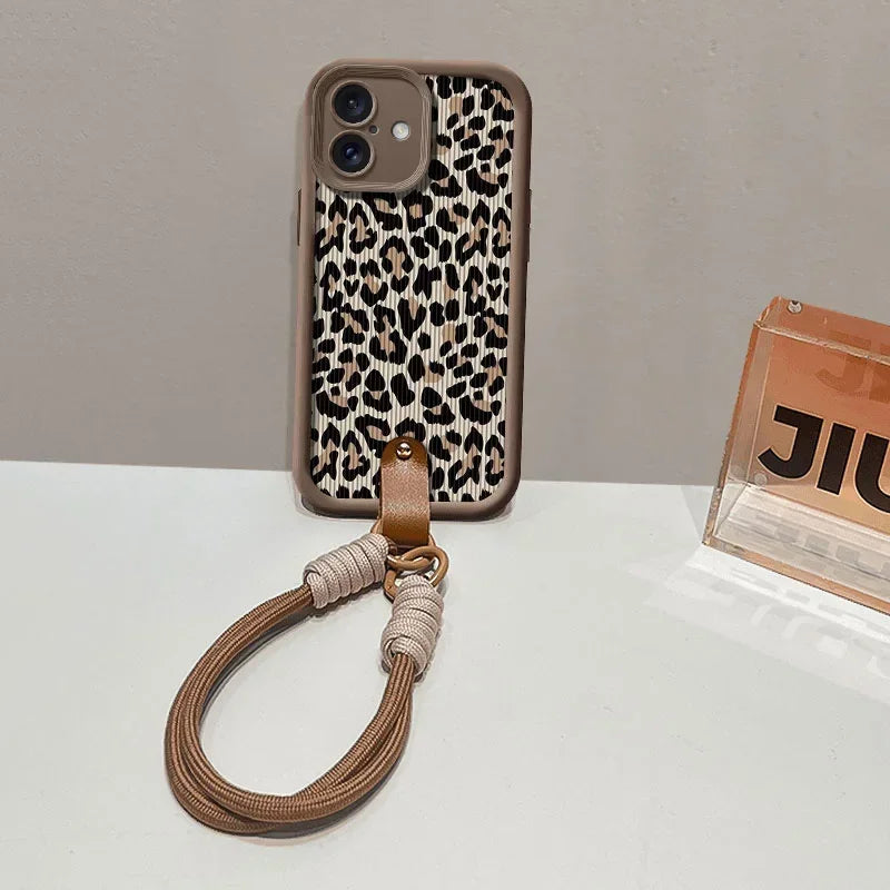 حافظات هواتف لطيفة لهاتف iPhone 7 و8 و8 Plus وX وXR وXS وXS Max و11 و12 و13 و14 و15 و16 وPro وPro Max - بنقشة جلد النمر مع حزام معصم - TSP474