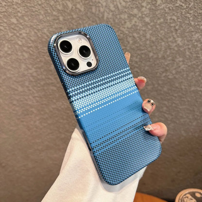 حافظات هواتف لطيفة لهاتف iPhone 16 و15 و14 و13 Pro Max - حامل معدني، نمط ألياف الكربون باللون الفضي الرملي - TSP413