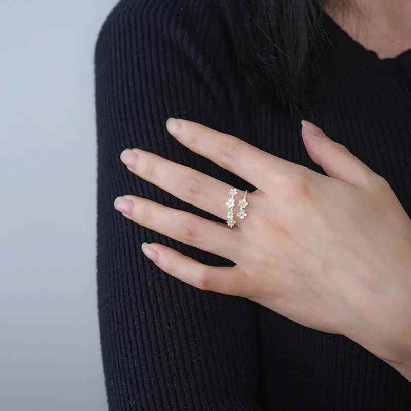 Charm Jewelry: LFJD0153 Delicate Flowers Adjustable Finger Rings - Touchy Style