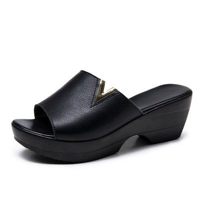 Trending Boys Slides Footwear House Slipper Black Sole Soft Men Slide  Slippers - China Design Walking Shoes and L V Sneaker for Men Women price